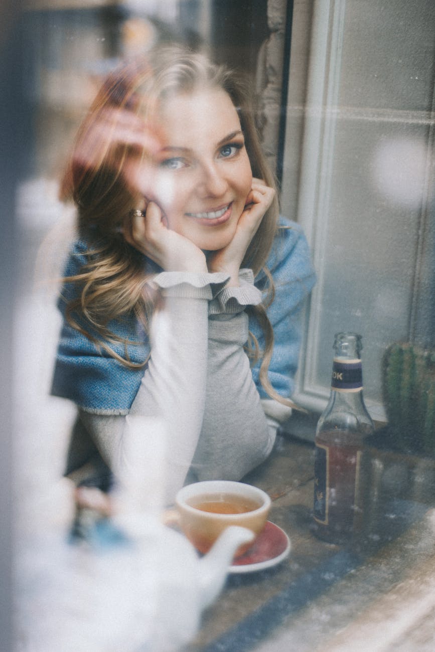 danas se volimo sutra smo stranci,
smiling woman with cup of tea at home