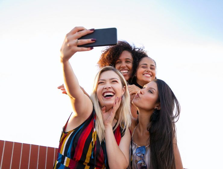 Život se vrti oko vas, a ne oko muškaraca, Vjeruj u sebe, cheerful multiethnic girlfriends taking selfie on smartphone on sunny day