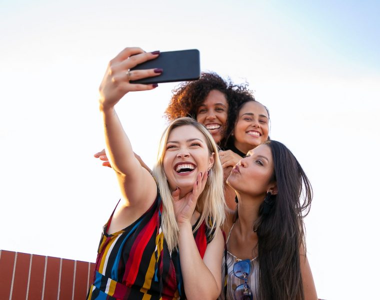 Život se vrti oko vas, a ne oko muškaraca, Vjeruj u sebe, cheerful multiethnic girlfriends taking selfie on smartphone on sunny day