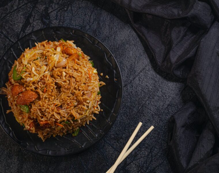 Začinjena riža s rajčicom, appetizing asian dish with rice