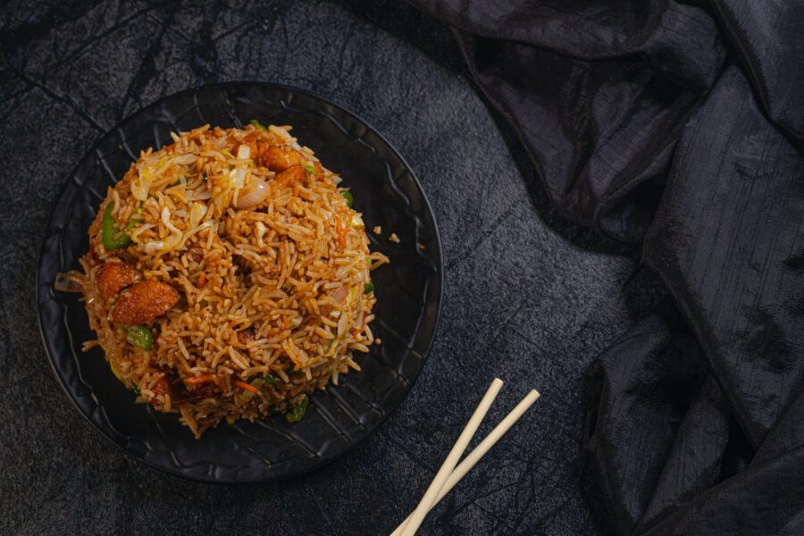 Začinjena riža s rajčicom, appetizing asian dish with rice