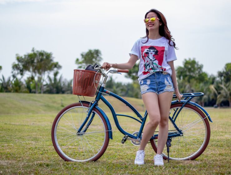 Tvoji porazi su tvoji dijamanti Mars u Raku woman in white shirt holding a bike