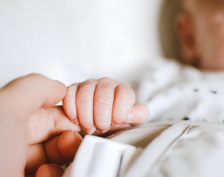 trenutci, person holding baby s hand