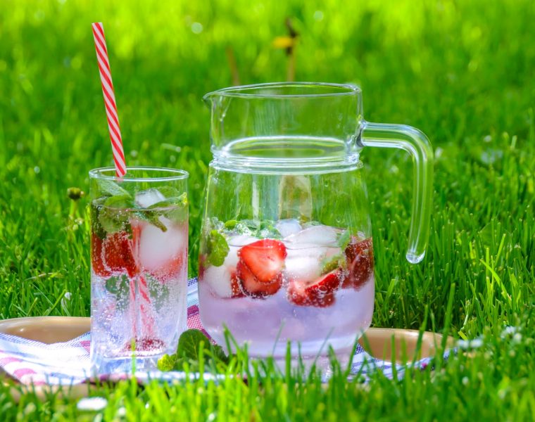 Detoks ili post?, clear glass pitcher with drinking cup on green grass