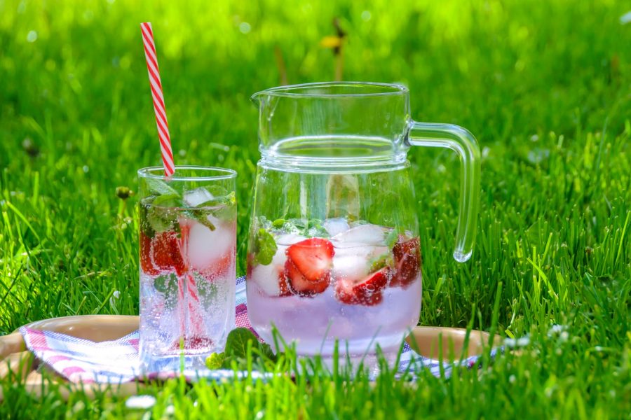Detoks ili post?, clear glass pitcher with drinking cup on green grass