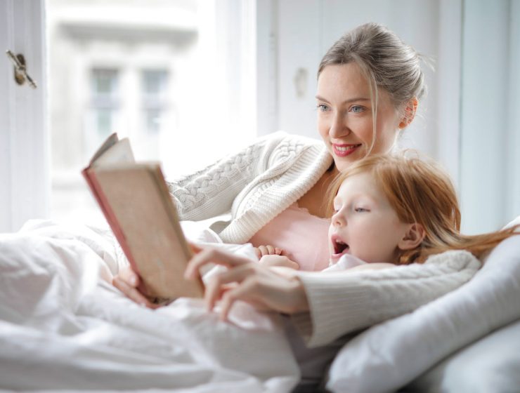 Moja mala tanana N  Biti mama kritika djetetu, mother and daughter reading book with interest in bed