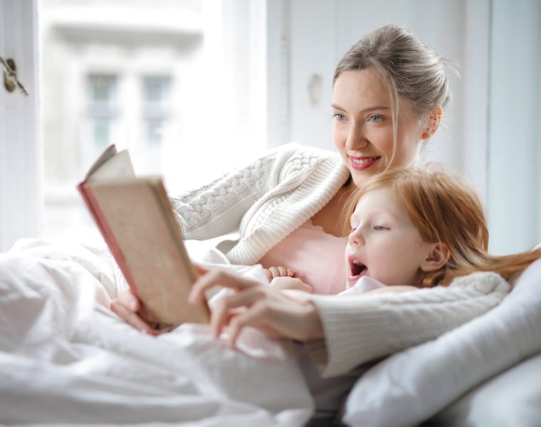Moja mala tanana N  Biti mama kritika djetetu, mother and daughter reading book with interest in bed