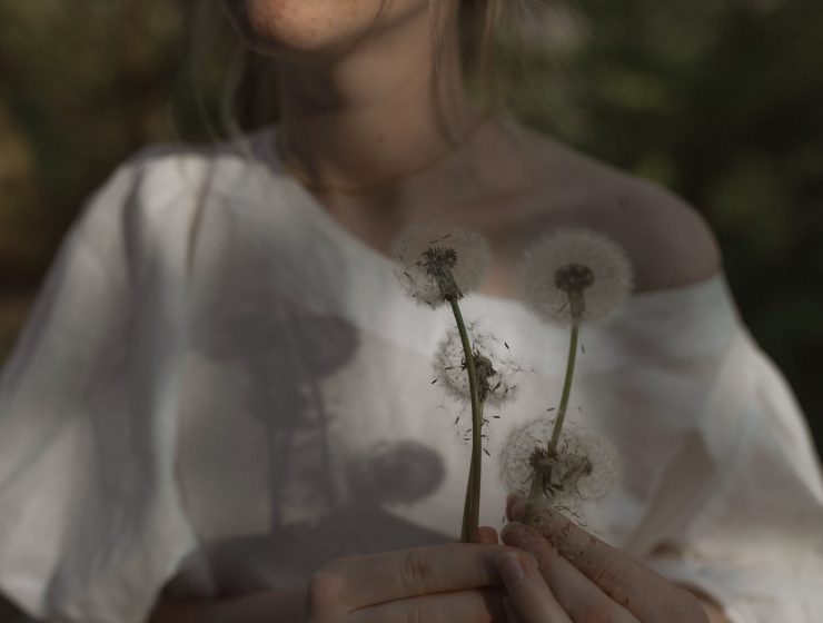 Život se događa, životni principi djevice, Opraštam ti nas, Retrogradni Merkur do 22. lipnja, woman holding white flower