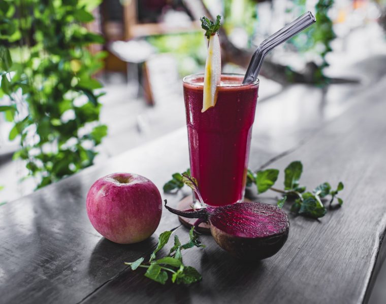 napitak, 12 recepata za super-smoothieje, natural apple and beetroot smoothie served on table of resort cafe
