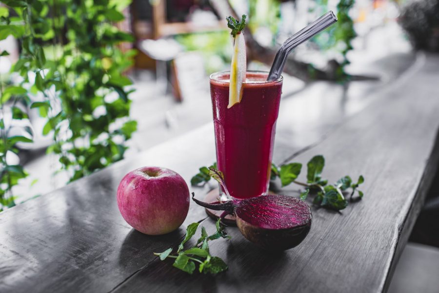 napitak, 12 recepata za super-smoothieje, natural apple and beetroot smoothie served on table of resort cafe