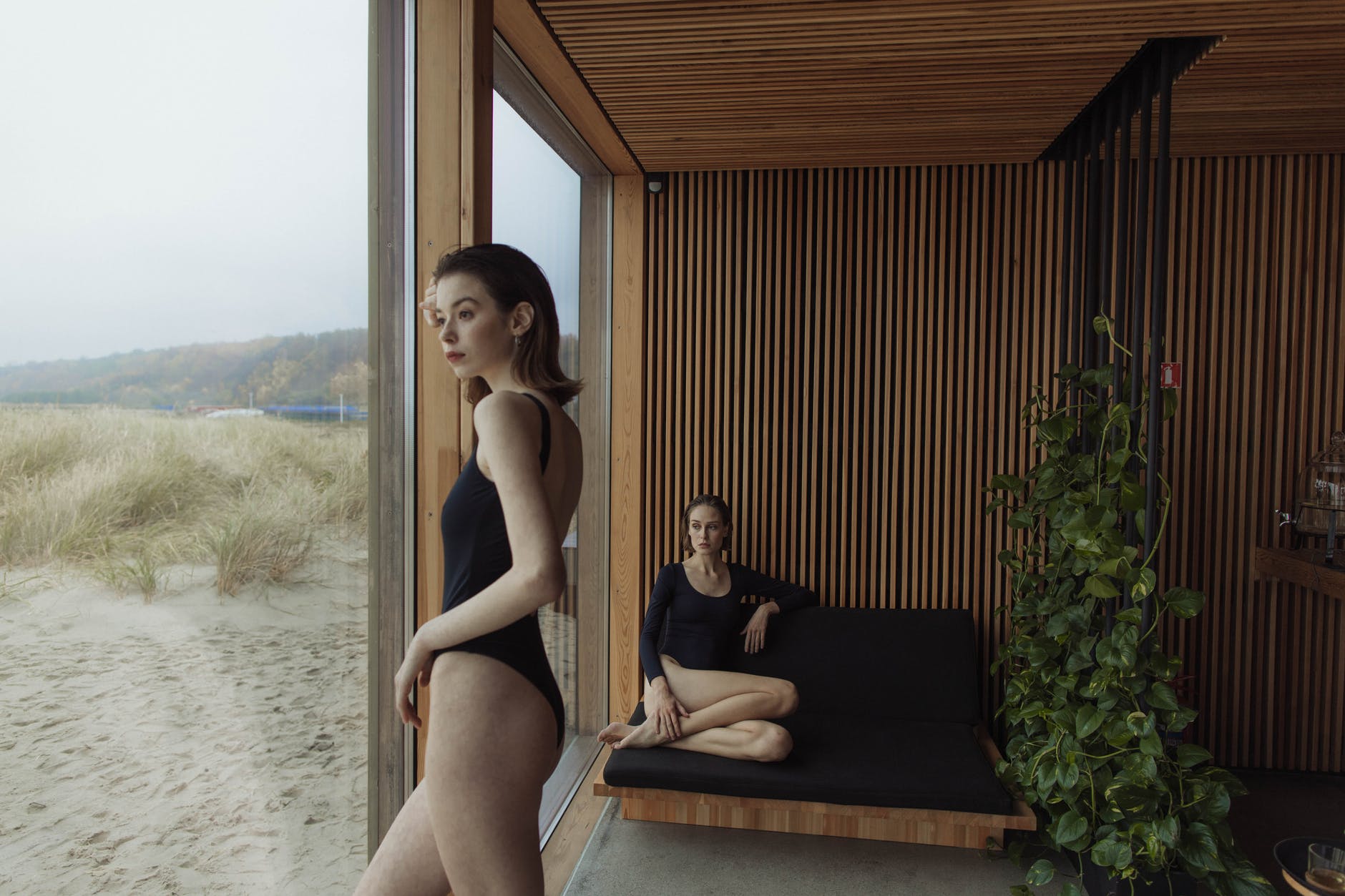 Život u paklu anoreksije 

woman in black tank top and black shorts sitting on brown wooden bench