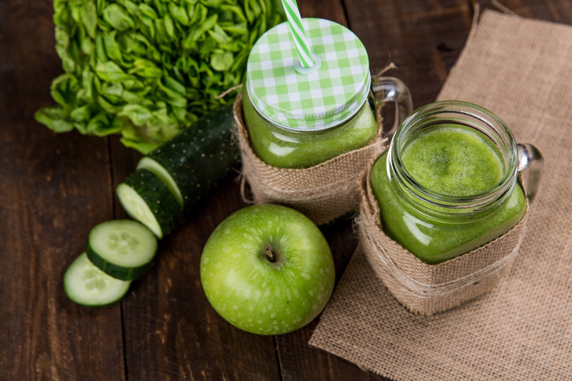 12 recepata za super-smoothieje

green apple beside of two clear glass jars