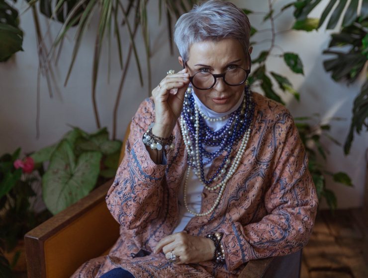 Znate li čitati lica?, photo of woman holding her eyeglasses