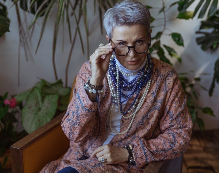 Znate li čitati lica?, photo of woman holding her eyeglasses