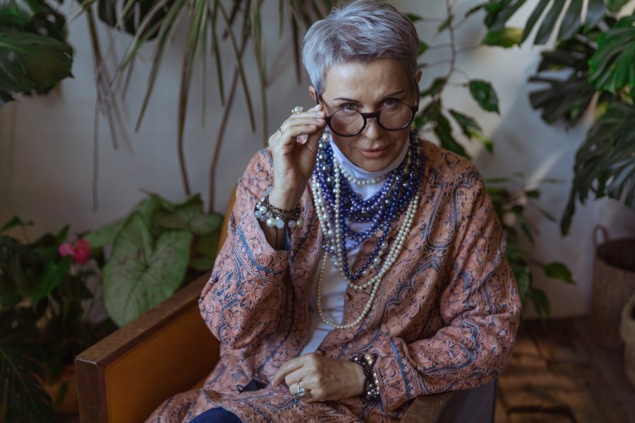 Znate li čitati lica?, photo of woman holding her eyeglasses