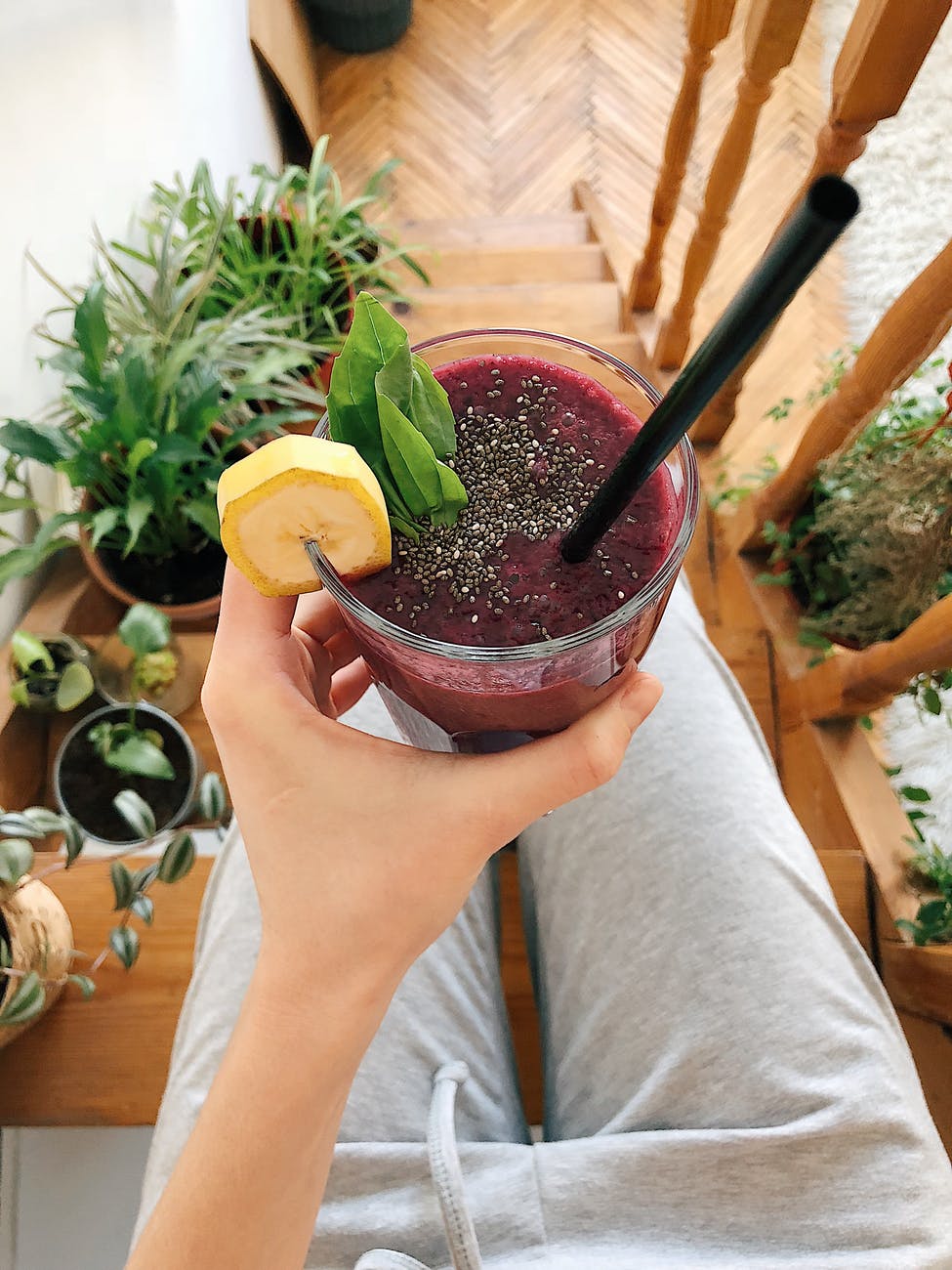 12 recepata za super-smoothieje

person s hand holding drinking glass filled with smoothie