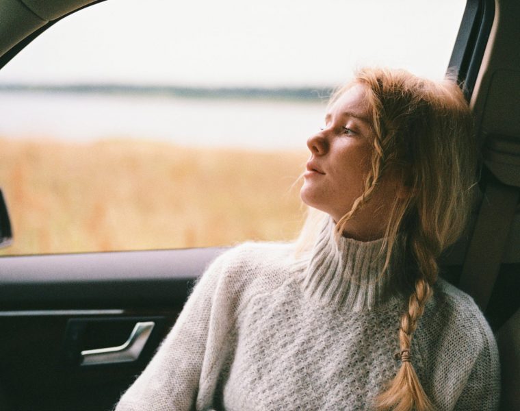 Dođeš u godine kad, Rekapitulacija zdrave pameti – za nju, woman in sweater sitting inside a car