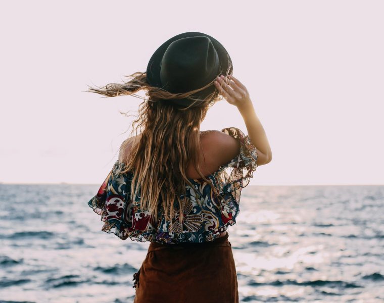 Ovih 5 dana bit će najsretniji u srpnju, Sunce u Raku, pristati na manje, stylish woman enjoying windy day on coast
