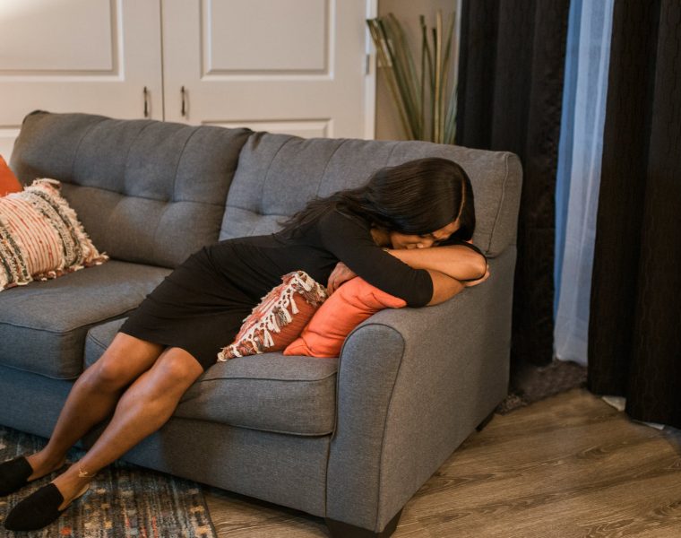 U paklu nasilja, Bol prekida, Kako koji horoskopski znak podnosi prekid? , woman in black t shirt lying on grey sofa