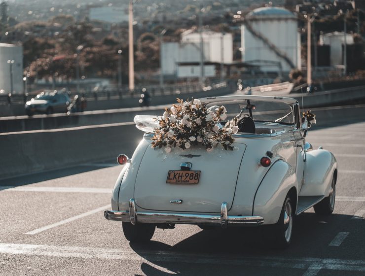 Tjedni horoskop od 14. do 20. lipnja , retro wedding cabriolet driving on road