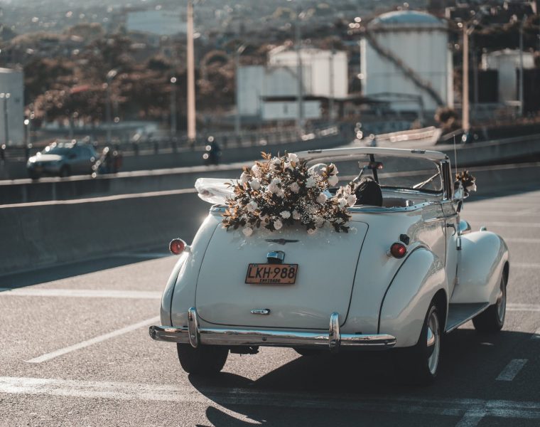 Tjedni horoskop od 14. do 20. lipnja , retro wedding cabriolet driving on road