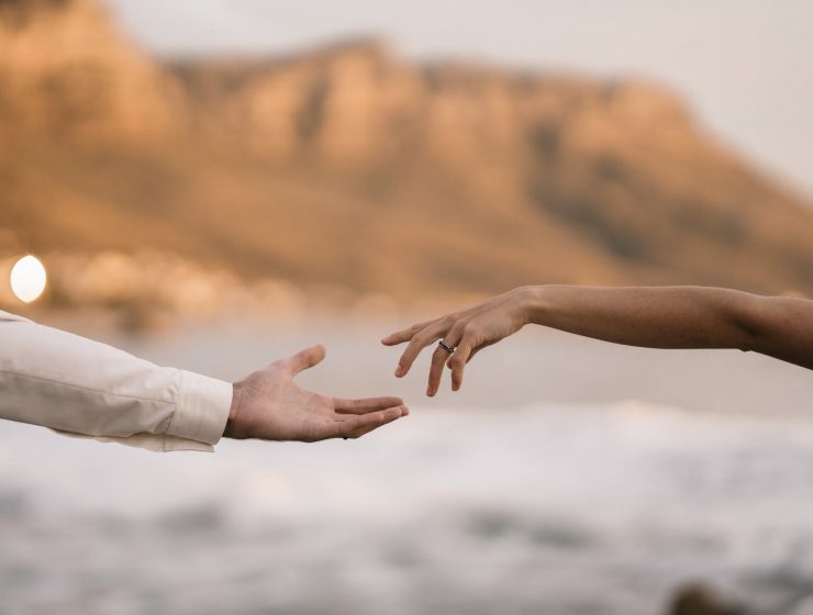 Spajanje Venere i Marsa u Lavu, person in white pants with white nail polish