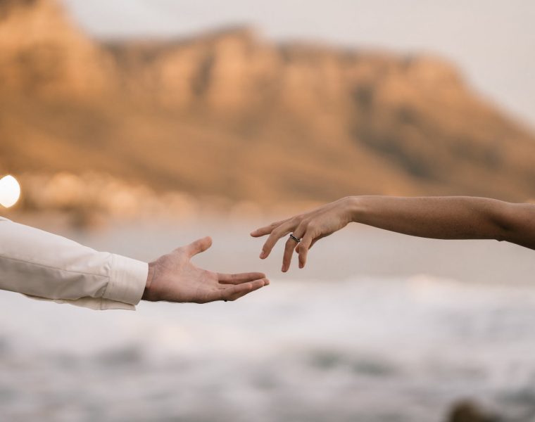 Spajanje Venere i Marsa u Lavu, person in white pants with white nail polish