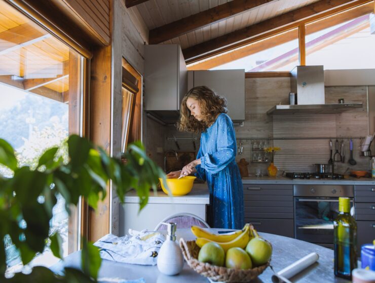 Banana dijeta?, woman in blue dress holding a yellow bowl