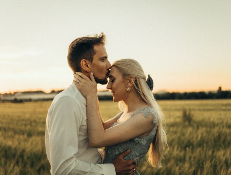Ulazimo u turbulentnu jesen, Veze s lažnim osjećajem slobode i bliskosti, man kissing his partner on the forehead