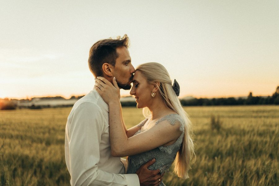 Ulazimo u turbulentnu jesen, Veze s lažnim osjećajem slobode i bliskosti, man kissing his partner on the forehead