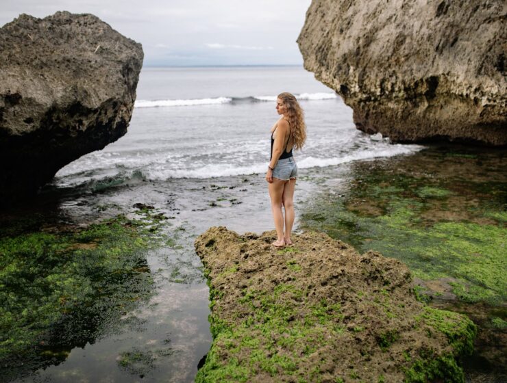 Zadatak: Pronađi sebe Dijagnoza? Slomljeno srce, beautiful woman on rocky beach