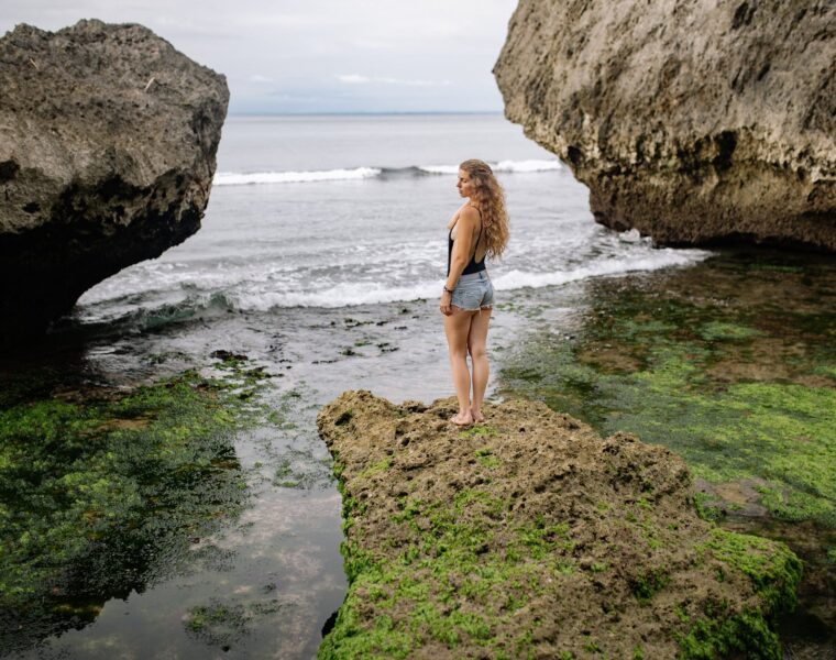 Zadatak: Pronađi sebe Dijagnoza? Slomljeno srce, beautiful woman on rocky beach