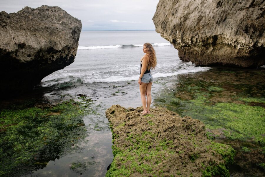 Zadatak: Pronađi sebe Dijagnoza? Slomljeno srce, beautiful woman on rocky beach