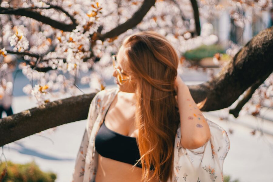 Osjetiš young woman in summer garden with blooming trees