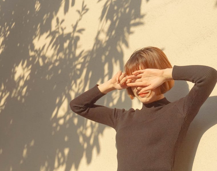 loše ponašanje, pomrčina Sunca, woman wearing black sweater