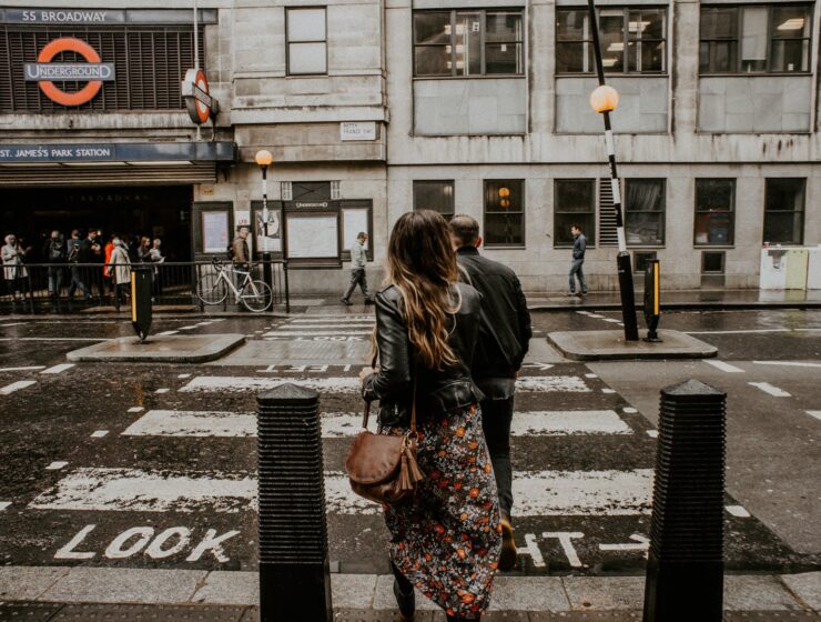 Ljubav kao rizik Nevidljiva udaljenost Trebamo naučiti da, couple crossing the street
