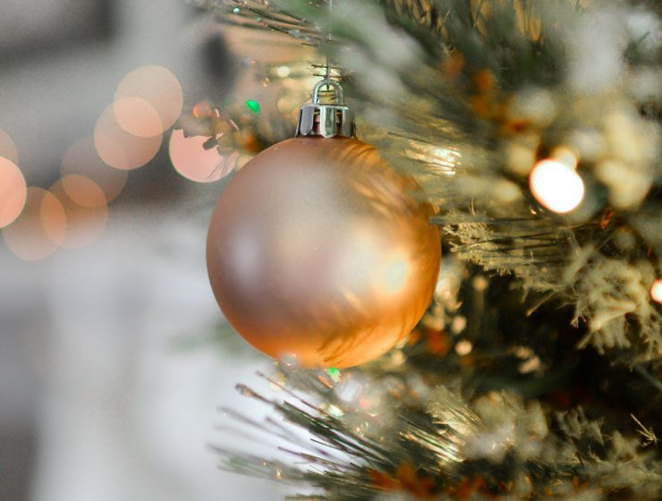 Samo neka traje!, gold christmas ball decor
