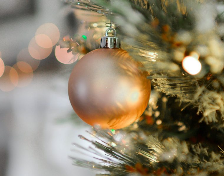 Samo neka traje!, gold christmas ball decor