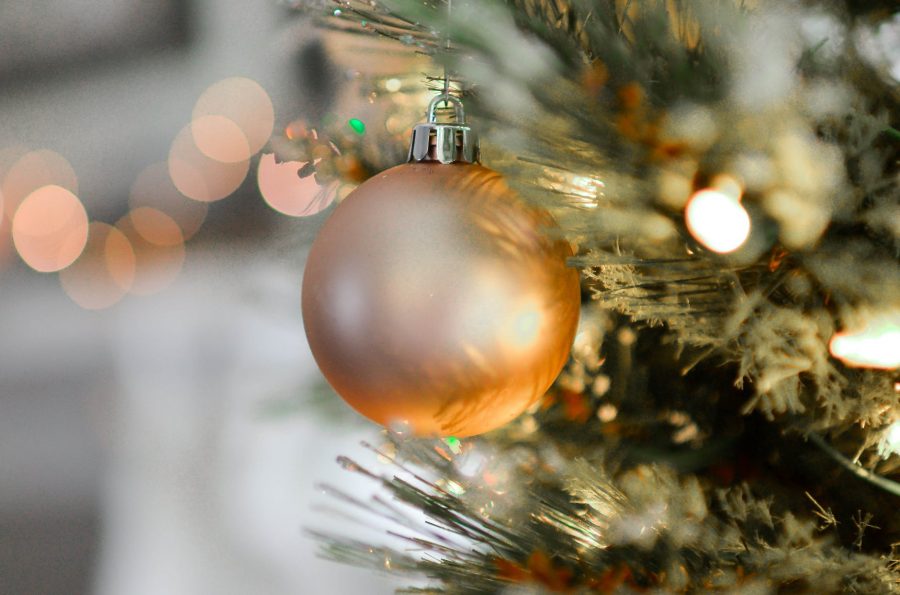 Samo neka traje!, gold christmas ball decor