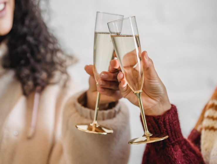 Velike promjene friends clinking glass of champagne while celebrating occasion