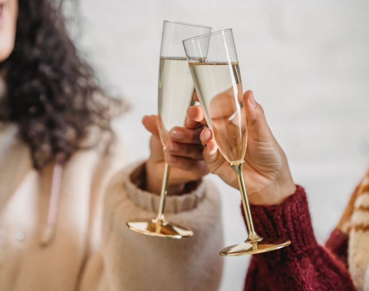 Velike promjene friends clinking glass of champagne while celebrating occasion