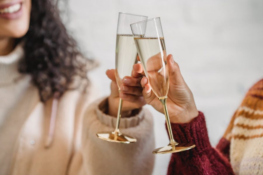 Velike promjene friends clinking glass of champagne while celebrating occasion