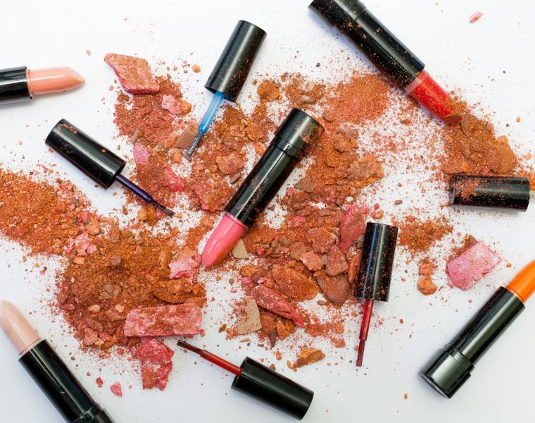 Prirodni ruž za usne, pulverized powders and assorted colored lispticks
