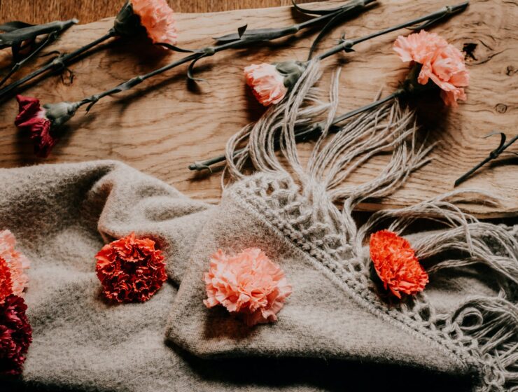 Rodiću muškarca sa crvenim srcem, flowers on wooden background