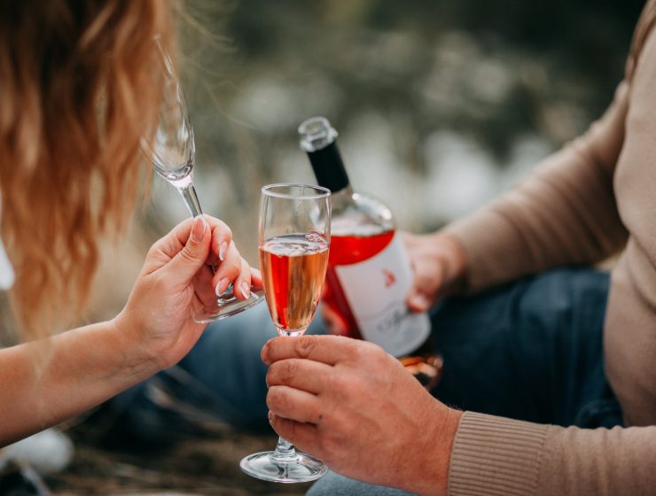 ljubavni horoskop za 2024. Valentinovo, two persons holding glass flutes while drinking
