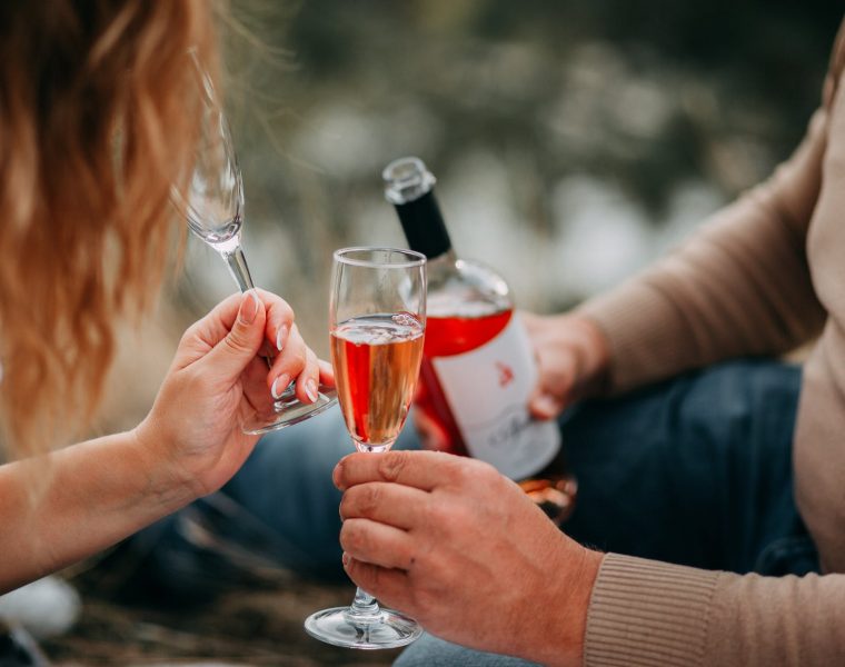 ljubavni horoskop za 2024. Valentinovo, two persons holding glass flutes while drinking
