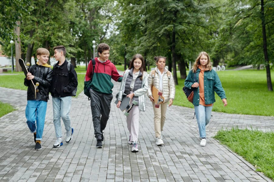 Trenuci, children walking together