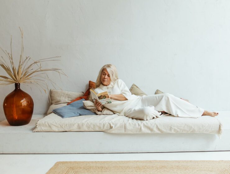 Razgovarate li sami sa sobom, a woman lying on the bed