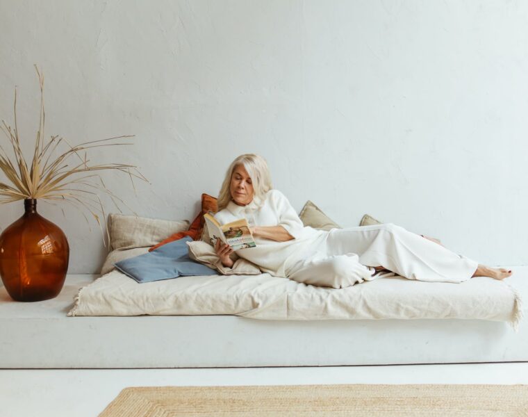 Razgovarate li sami sa sobom, a woman lying on the bed