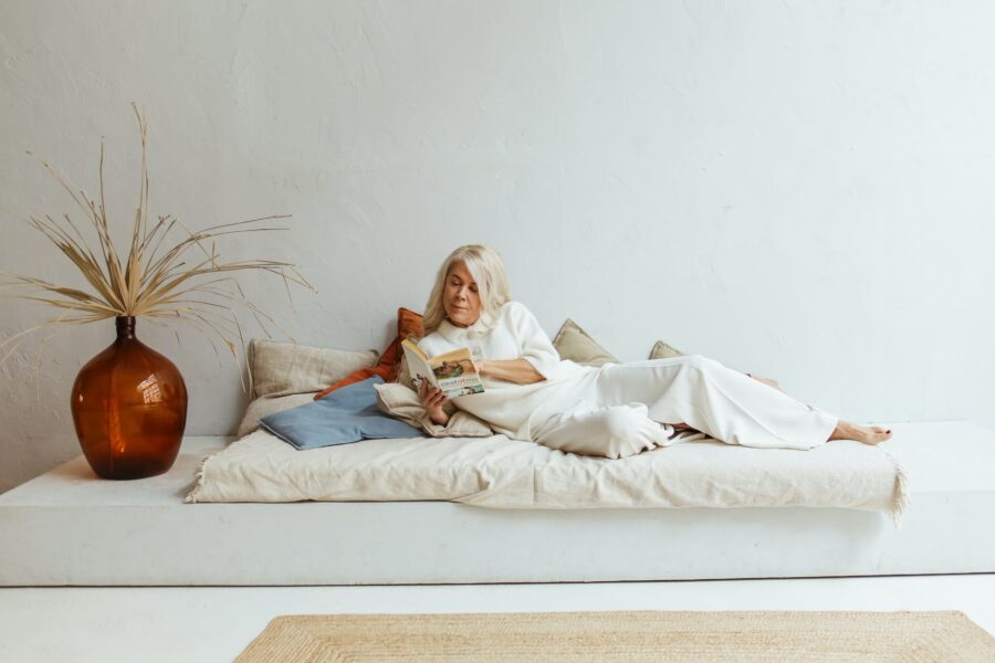 Razgovarate li sami sa sobom, a woman lying on the bed